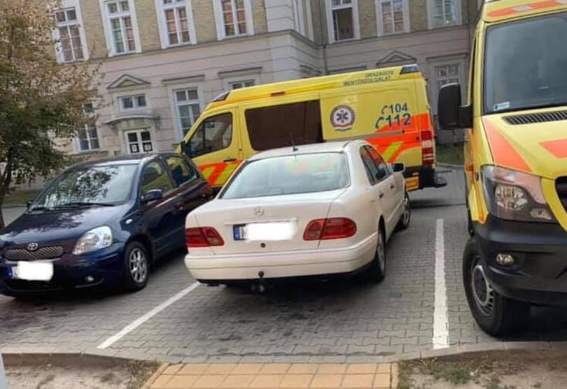 Szabálytalanul parkoló autók állták el a mentőbejáratot