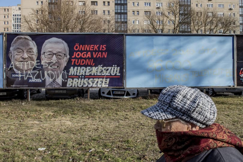 Meghekkelt kormányplakáton próbált üzenni Webernek az MSZP