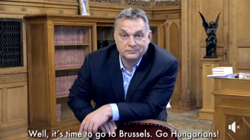 Orbán egy széknek támaszkodva mondta el, hogy Brüsszelbe megy harcolni a migráció ellen