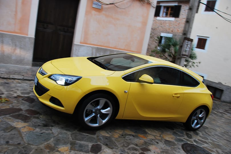 Opel Astra GTC teszt: tartsd az úton, haver!