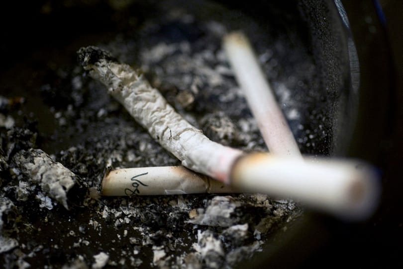 A dohányosok kétszer annyit fizethetnek