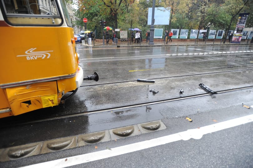 Átszakította a Nemzeti Múzeum kerítését egy autó