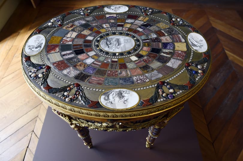 Híres asztalra pályázik a párizsi Louvre - fotó