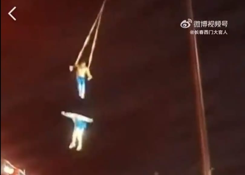 Videón, ahogy a halálba zuhan a kínai akrobata