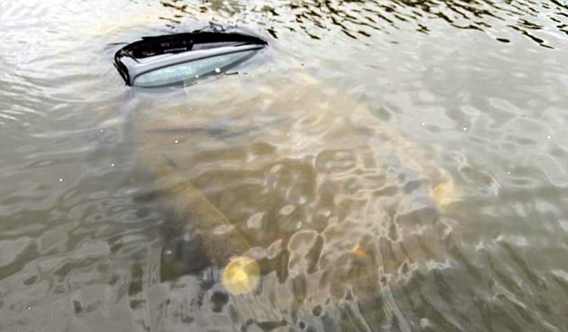 Fotó: a víz alá sikerült leparkolni a Porsche-t