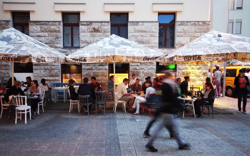 Aktivisták demonstráltak a Gozsdu Udvarban, ahová korábban nem engedtek be egy roma társaságot