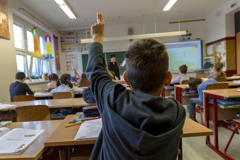 Tízezernyi kisgyerek kerülhet idő előtt iskolába a hiányos kormányzati tájékoztatás miatt