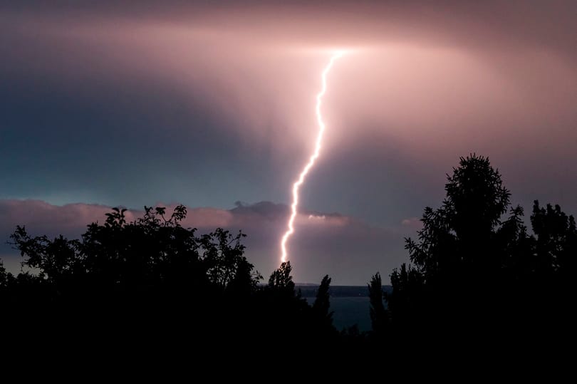 Zivatar miatt adtak ki riasztást délnyugati megyékben, Budapesten is leszakadhat az ég