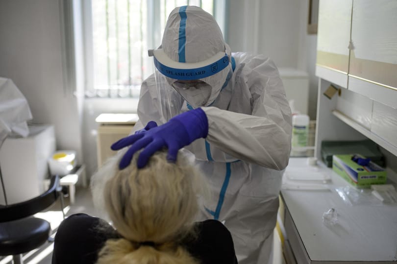 Már nem kell külön jelenteniük a kórházaknak az új koronavírusos betegeket