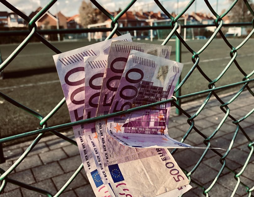 Uniós felmérés: a magyarok 74 százaléka szerint az üzleti sikerhez kell a politikai kapcsolat