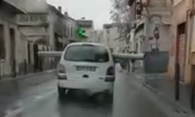 A nap videója: hatalmas csövet így még nem szállítottak városban személyautóval