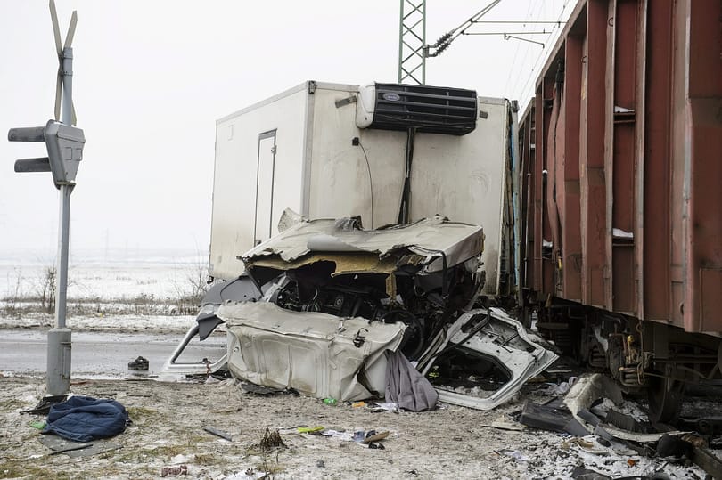 Ronggyá gyűrődött a vonattal karambolozó teherautó eleje Detken – fotók