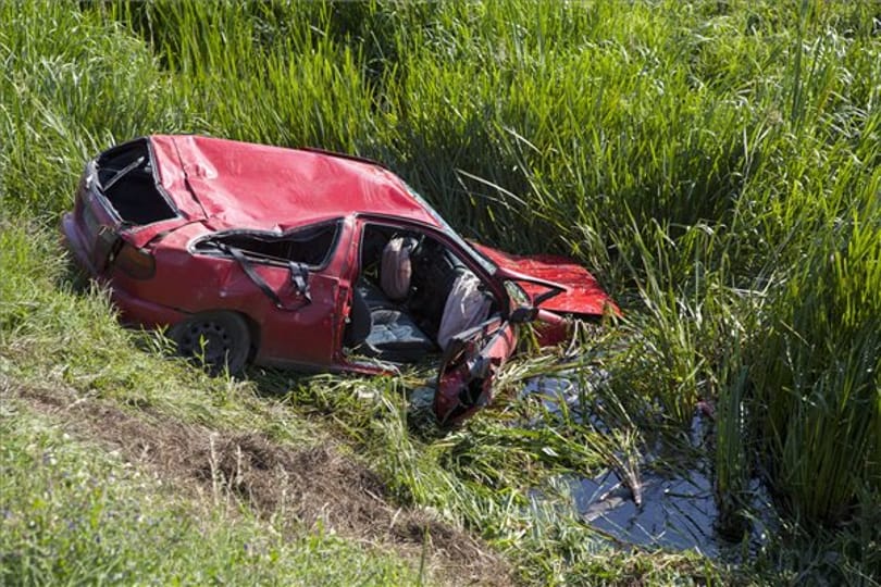 Patakba borult egy autó Pölöskénél, a sofőr belefulladt a vízbe
