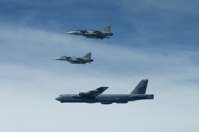 Így repült át a B-52-es Magyarország felett - fotók