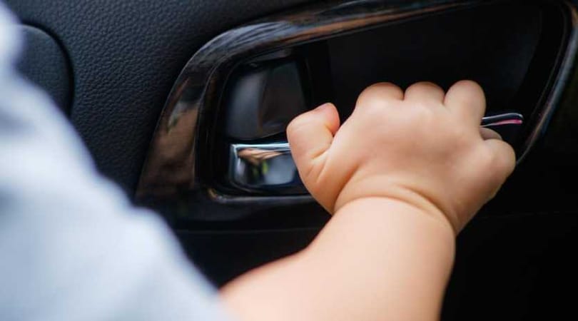 Bezárta magát a napon álló autóba egy gyerek Debrecenben, a tűzoltók szabadították ki