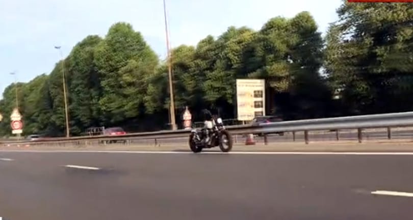 Motoros nélküli motor száguldott Párizsban – trükk, szellem vagy autopilot-teszt?