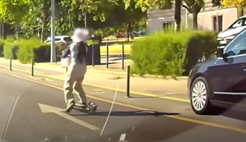 Szabálytalan rolleres miatt kellett nagyot mentenie egy autósnak, a kocsiját sem kímélte – videó