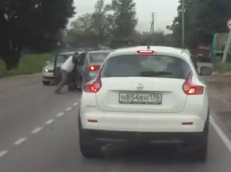 Ilyen, amikor bunyó lesz a vezetés közbeni mobilozásból - videó
