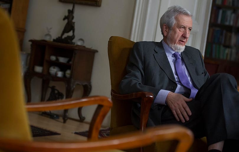 Alvó exminisztert fotóztak le a 2-es metrón