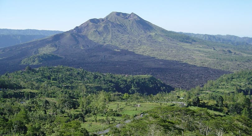 Túl sokat meztelenkedtek, kitilthatják a turistákat Bali szent hegyeiről