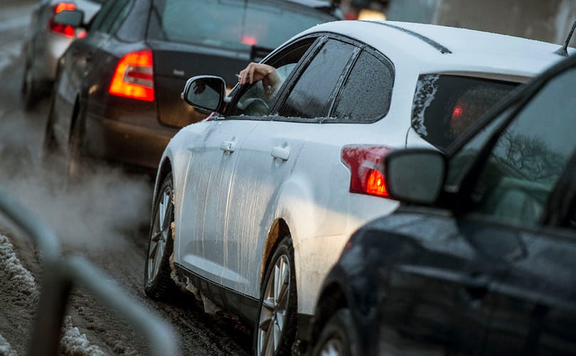 OKF: Aki teheti, az ónos eső miatt kiadott riasztás ideje alatt ne induljon útnak autóval
