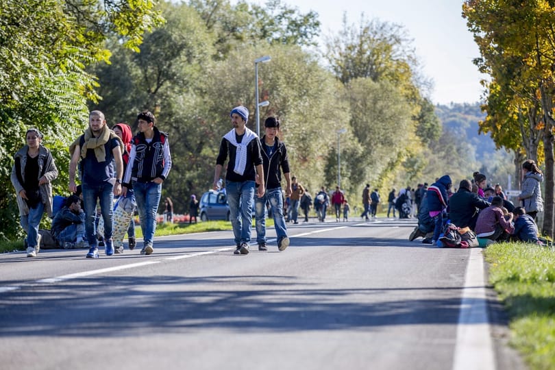 Ausztriában megindult a menekültek menete Graz felé – fotók
