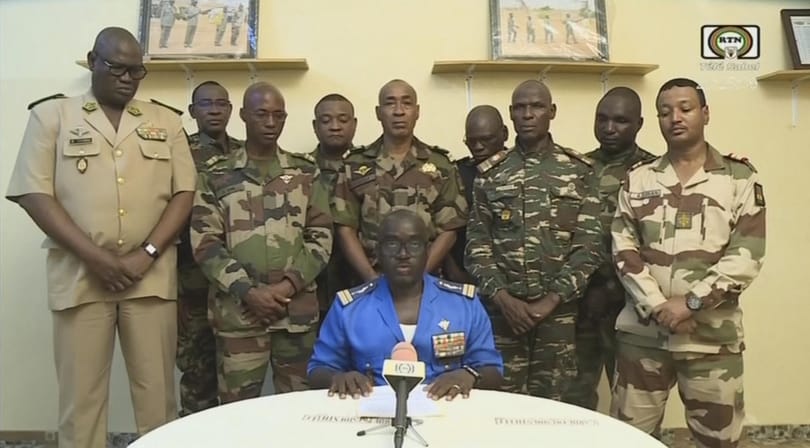 Átvette a hatalmat a hadsereg Nigerben, légtérzárat rendeltek el, továbbra sem tudni, hol tartják fogva az elnököt