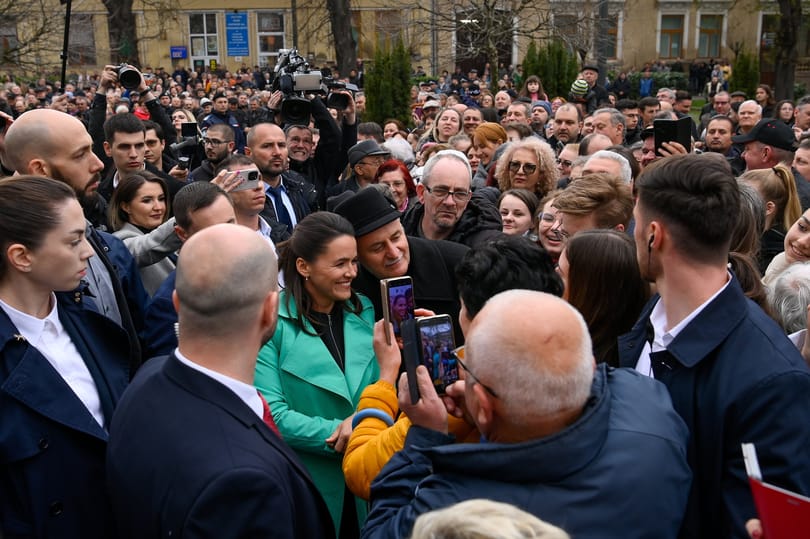 Parászka Boróka: Novák Katalint csak pár szó választja el az ellene tüntető román szélsőjobb mondandójától