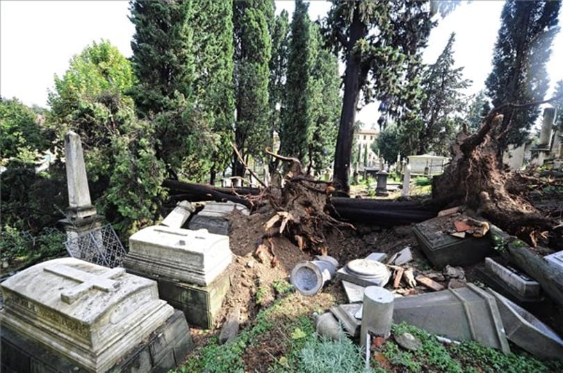 Temetőt szántott fel a jégeső Firenzében – fotó