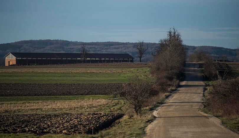 Simicskán kezdi a földosztást az állam