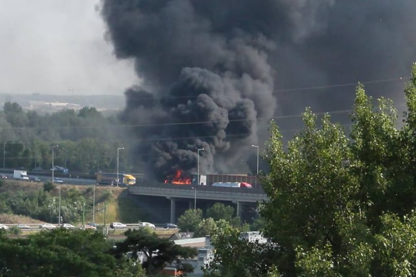 Messziről látni lehetett az M0-án égő kamion füstjét - fotó