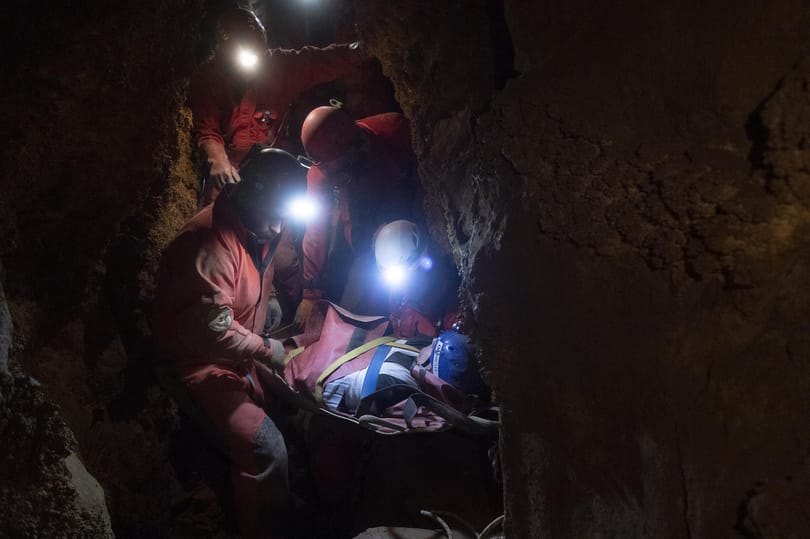 Sűrű napjai vannak a magyar barlangi mentősöknek