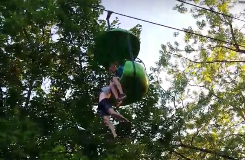 Szerencsésen végződött baleset egy amerikai kalandparkban - videó