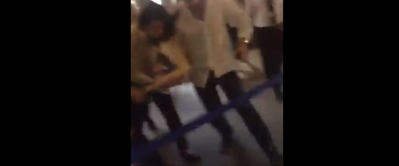 Rátámadtak, és festményt szakítottak át napjaink egyik leghíresebb művészének a fején 