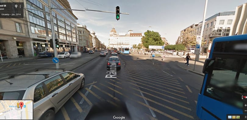 Kerekesszékkel hajtott egy férfi a Rákóczi út középső sávjában