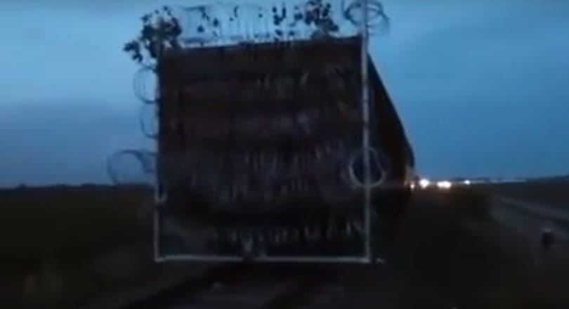 Videó: Helyére tolták a szögesdrótos 