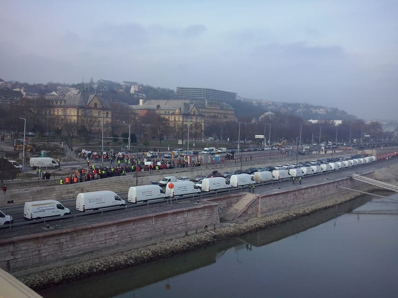 Összefoglaló autósoknak: 43 helyszínen folynak a tüntetések