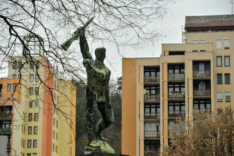 A piaci ár ötödéért árulja a honvédelmis lakásokat a minisztérium