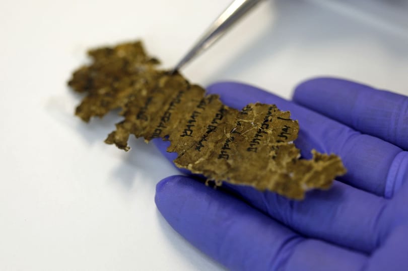 Bibliai szöveget tartalmazó tekercseket találtak a Júdeai-sivatagban 