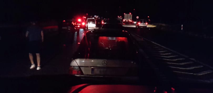 Méhszállító karambolja miatt állt be az M1-es