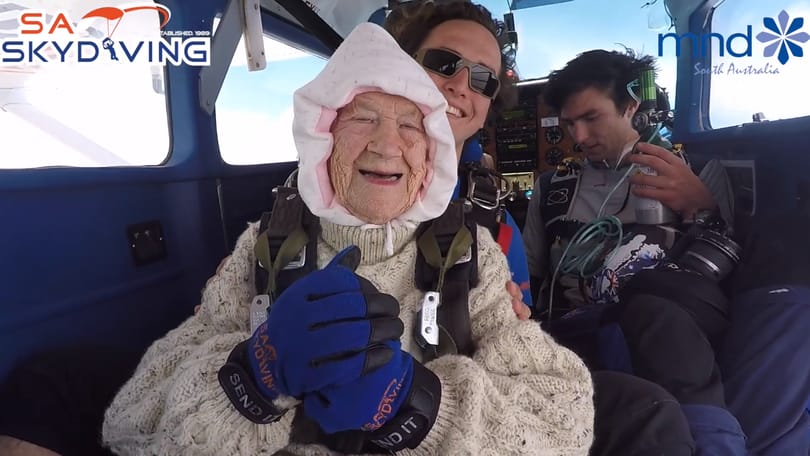 102 évesen is kiugrott egy repülőből a világ legidősebb ejtőernyőse – videó