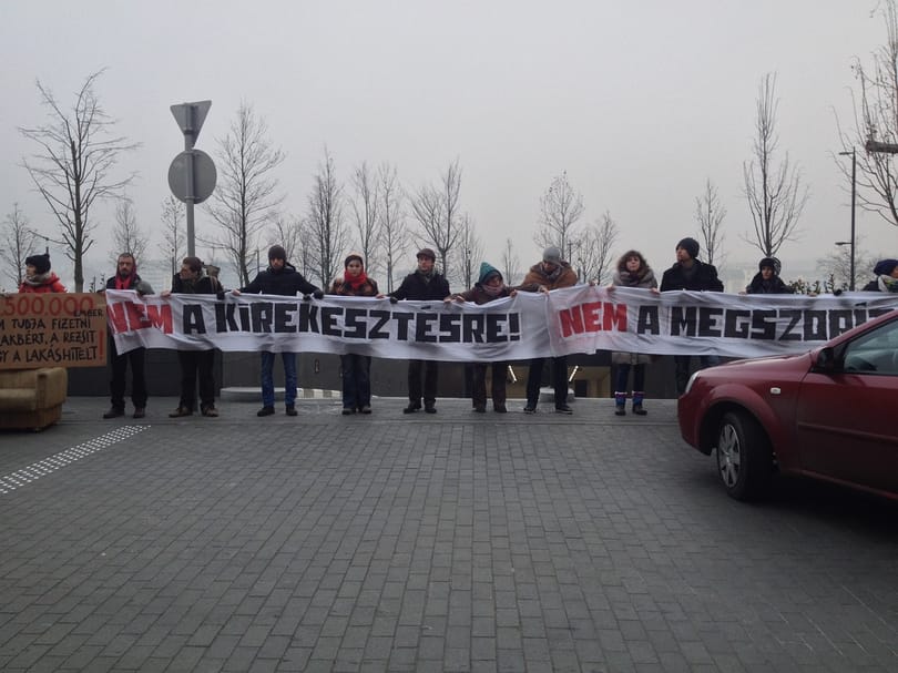 Rendőrök cipelték odébb a parlamenti garázst blokkoló tüntetőket