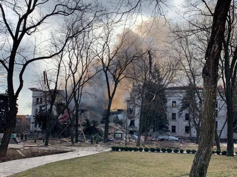Legalább háromszázan meghaltak a lebombázott mariupoli színházban