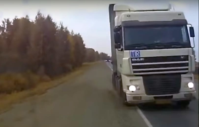 20 centiméteren múlt a frontális karambol - videó