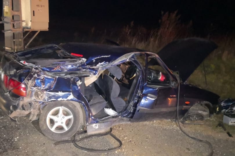 Árokba hajtott egy 20 éves sofőr Gecsénél, a 23 éves utasa meghalt
