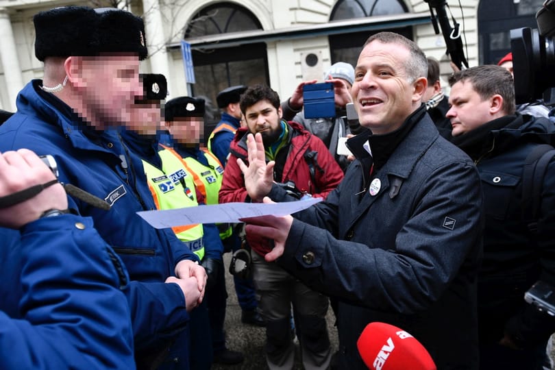 Akkor szálltak rá a rendőrök Juhászékra, amikor a Putyin-konvoj elhaladt - egy embert el is vittek