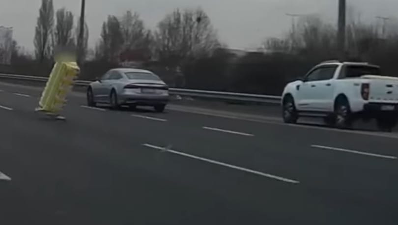Az M1-M7-es bevezető szakaszán rohangált egy autós a rakományáért – videó
