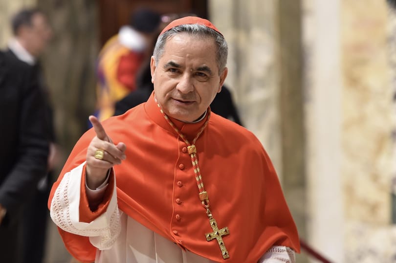 Egyelőre tagad a korrupcióval és zsarolással vádolt bíboros a Vatikán legnagyobb pénzügyi perében
