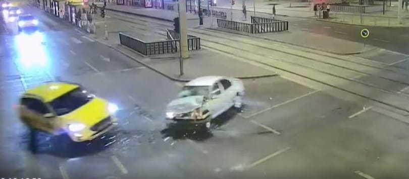 Ámokfutó csapódott egy taxinak a Blahán, majd futva menekült a sofőr – videó