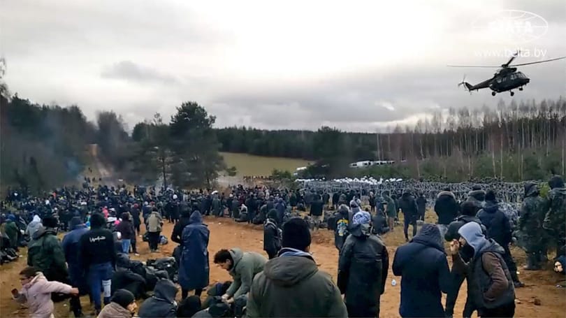 Fehérorosz fegyveresek lökdösik át a menekülteket Lengyelországba – videó